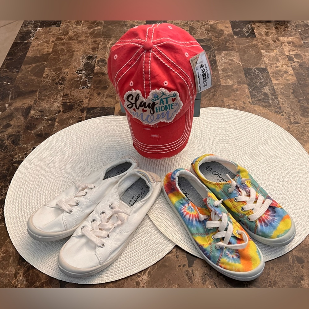 Bundle of “2” Women’s cute tennis shoes 💙❤️💚